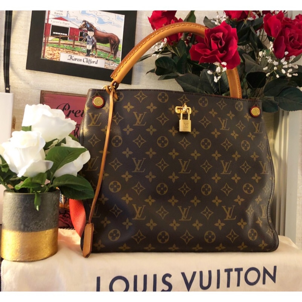 Louis Vuitton Gaia cerise
